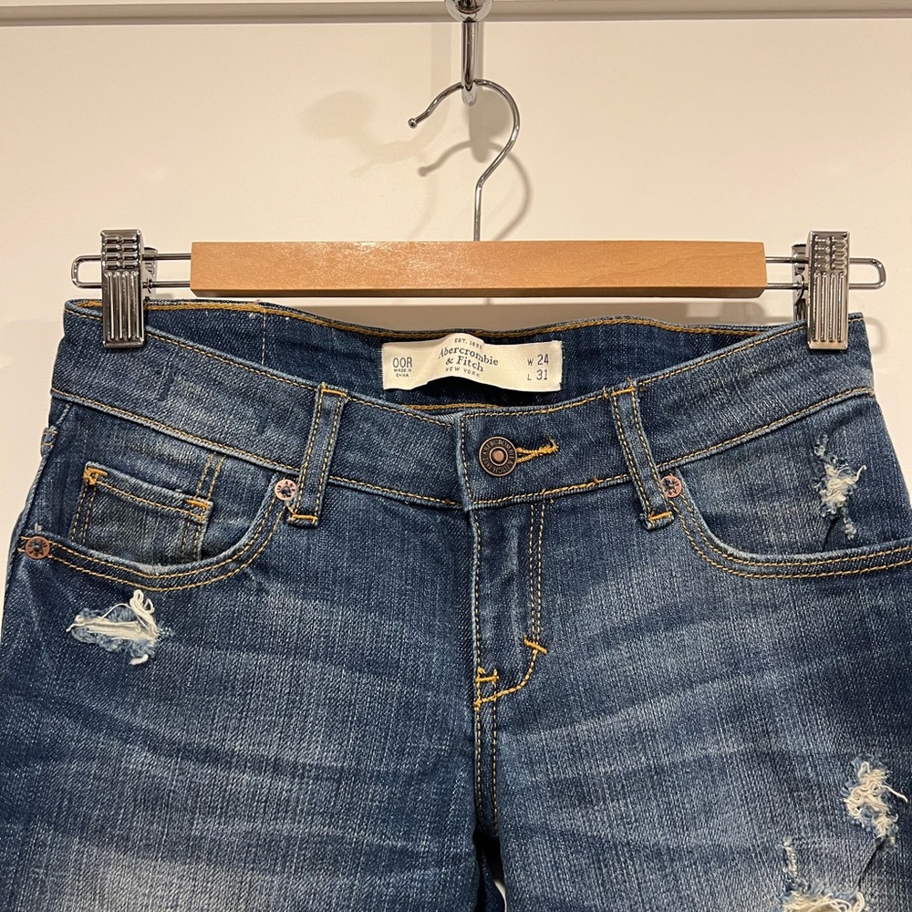 Low rise, Abercrombie distressed jeans - Picture 2 of 8